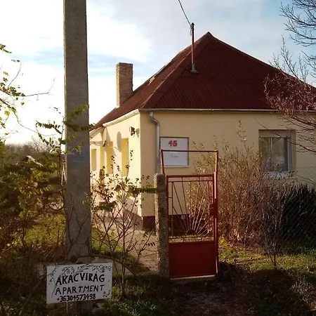 Akacvirag Vendeghaz Гостевой дом